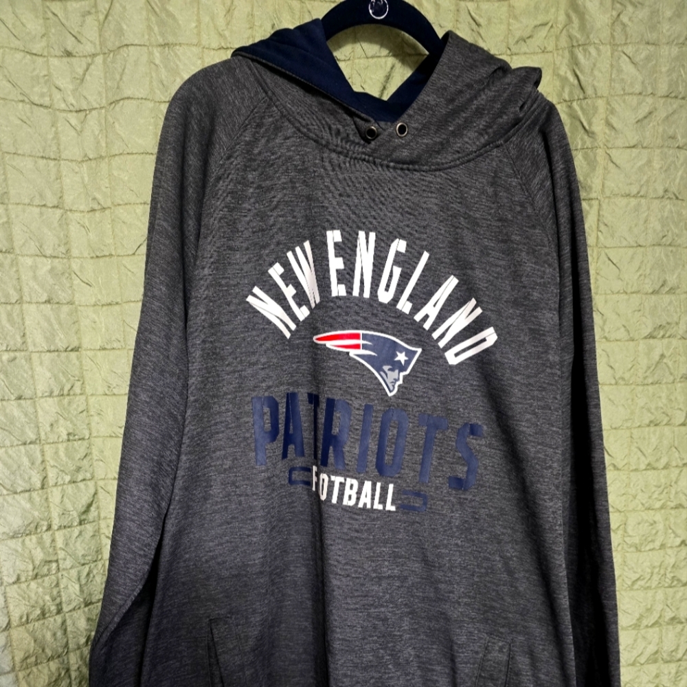 NE Patriots hoodie. Size 3XLT. In like new condition!